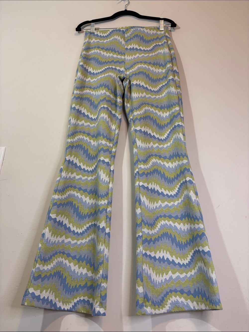 Urban Outfitters Bryn Pull-On Flare Pant Wavy Groovy Retro Psychedelic Chevron M